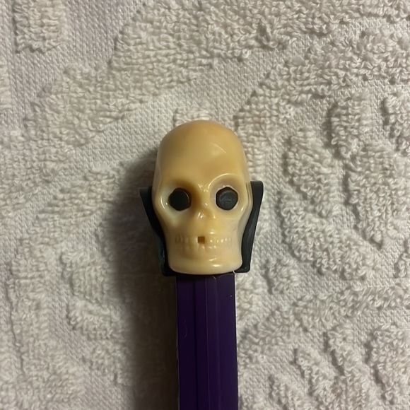 Assorted Discontinued and Vintage Pez Dispensers - Picture 5 of 7